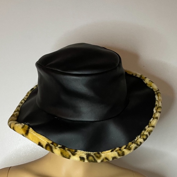 Vintage vegan black leather faux cheetah fur lined 60’s super mod dramatic hat! - Picture 6 of 9